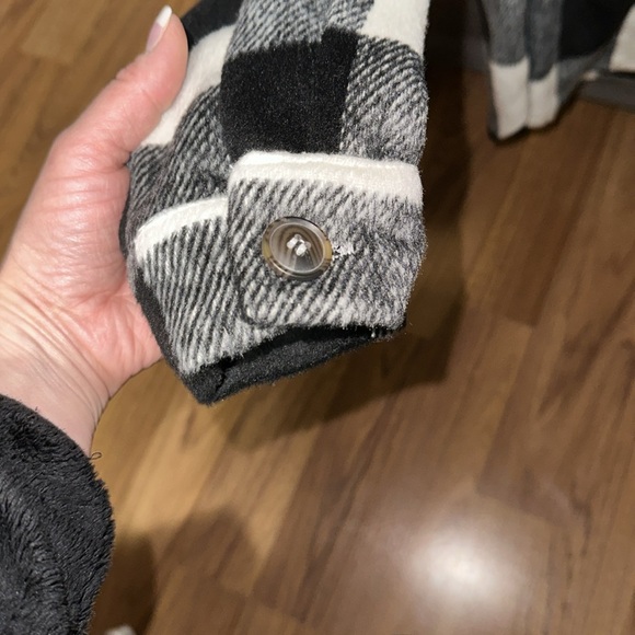 Love Tree boutique Plaid shacket! ❤️ - Picture 5 of 6